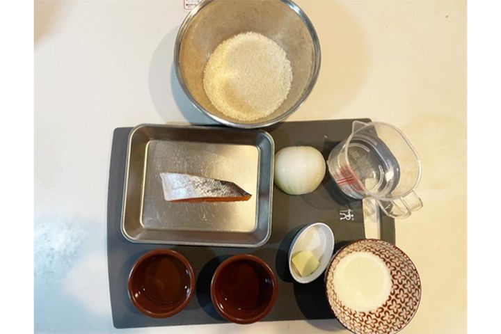 シャケの切り身が主役の“だし汁リゾット”材料