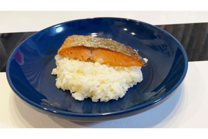 シャケの切り身が主役の“だし汁リゾット”