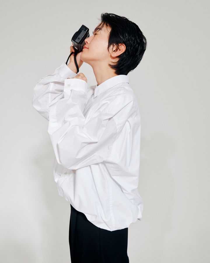 デザインの効いた白シャツを選べば楽ちんなワンツーコーデも様になる！