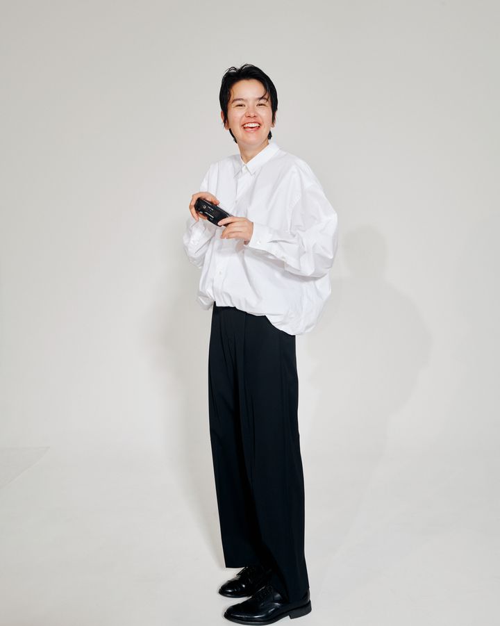 デザインの効いた白シャツを選べば楽ちんなワンツーコーデも様になる！