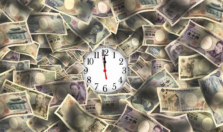 大量のお札に埋もれた時計