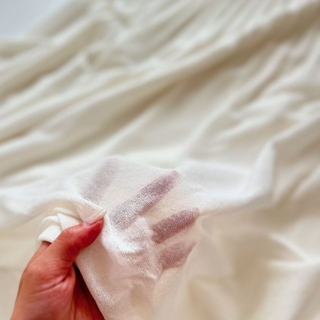 白のGUのシアーニットフレアスカートの素材感