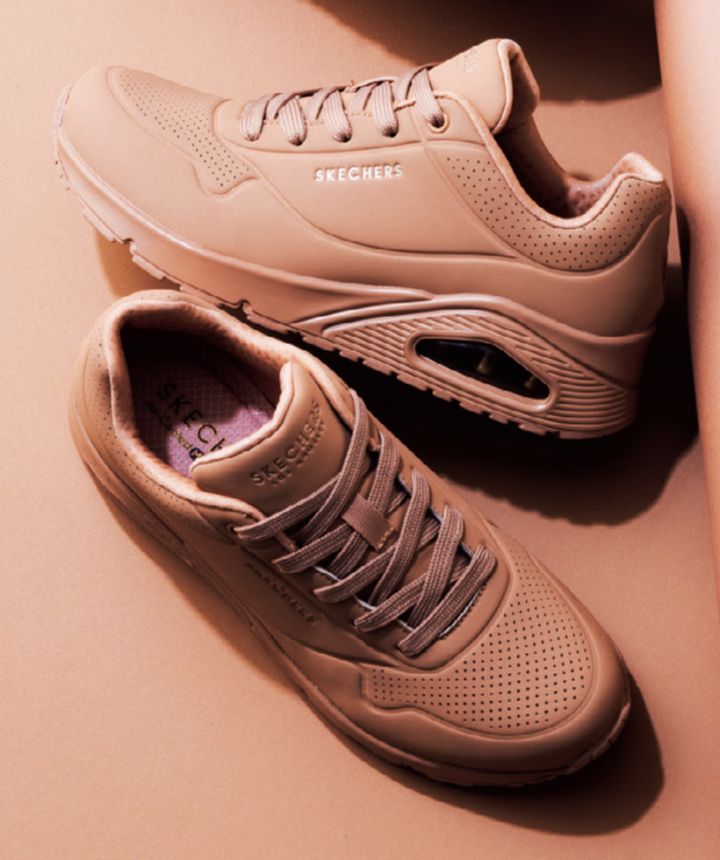 ベージュ スニーカー スケッチャーズ