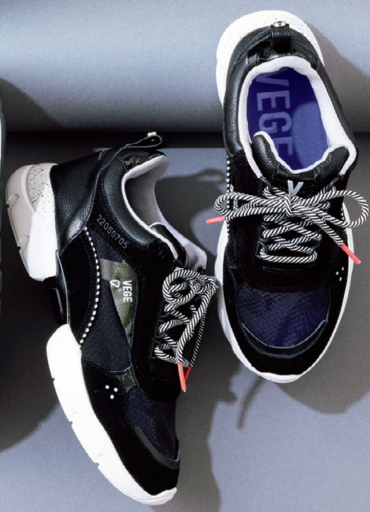 黒 スニーカー ベジ