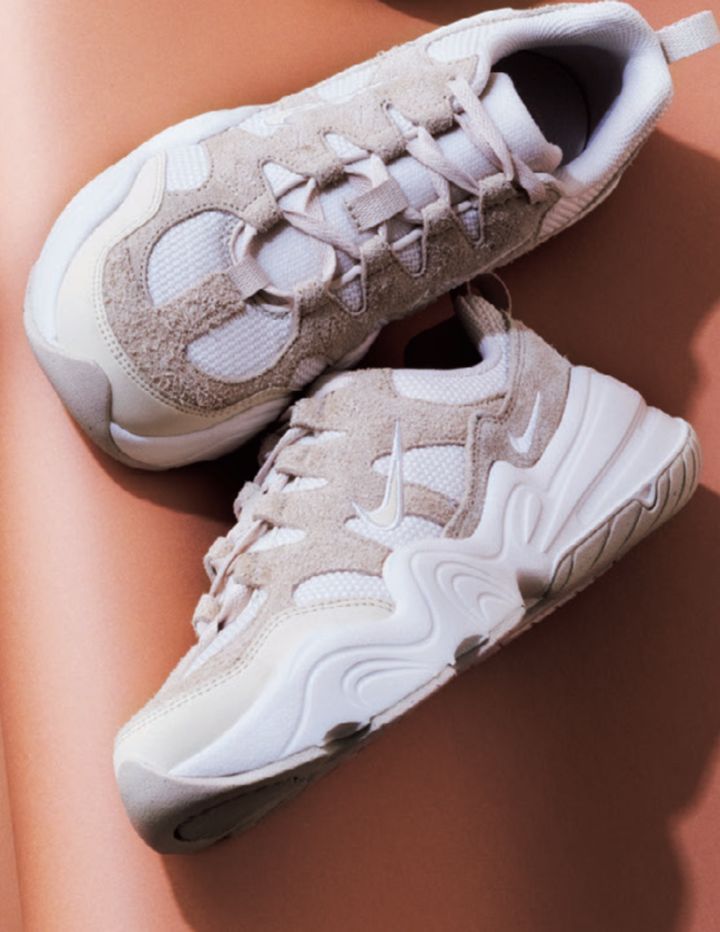 ベージュ スニーカー ナイキ