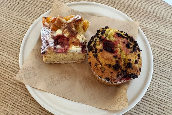 （写真左から）「ストロベリーオレンジスパイス クランブルケーキ」560円、「ラズベリーショコラマフィン」380円