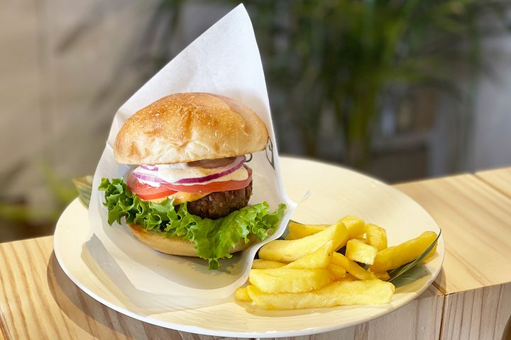 「フレッシュグリーンバーガー」1900円 ※ポテトセットの場合。単品の場合は1750円