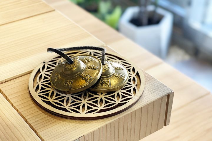 ティンシャはチベット仏教における魔除けや浄化のための密教法具。ヨガなどでも浄化や嫌やしのツールとして使われる