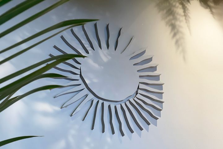 お店のロゴは太陽のなかに月がデザインされ、宇宙の精妙なバランスが表現されている