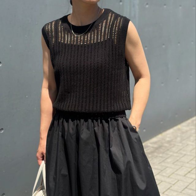 UNIQLO「メッシュノースリコーデの女性4」