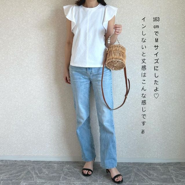 ホワイトのラッフルスリーブTとデニムを着用した全身コーデ