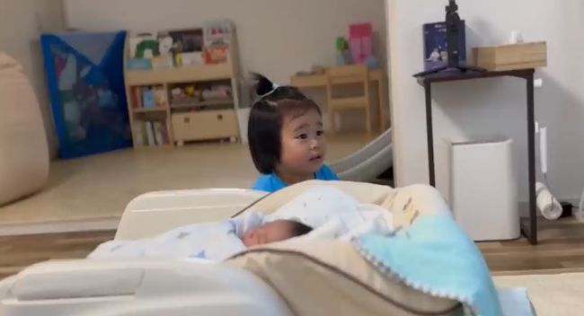 生まれたばかりの弟を溺愛する兄がかわいすぎる！