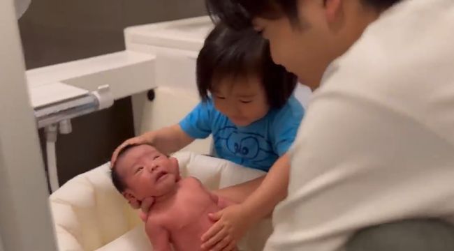 生まれたばかりの弟を溺愛する兄がかわいすぎる！