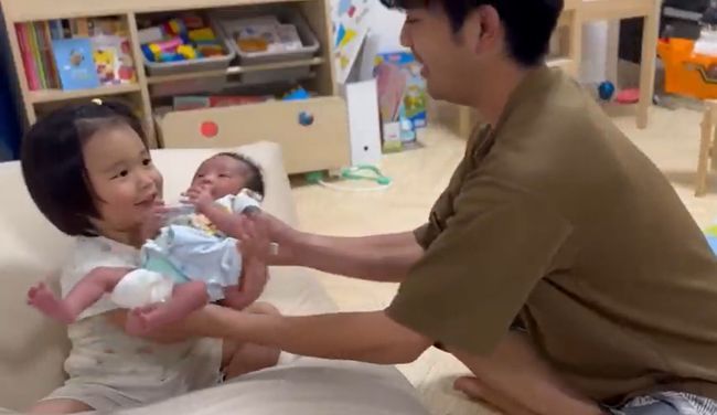 生まれたばかりの弟を溺愛する兄がかわいすぎる！