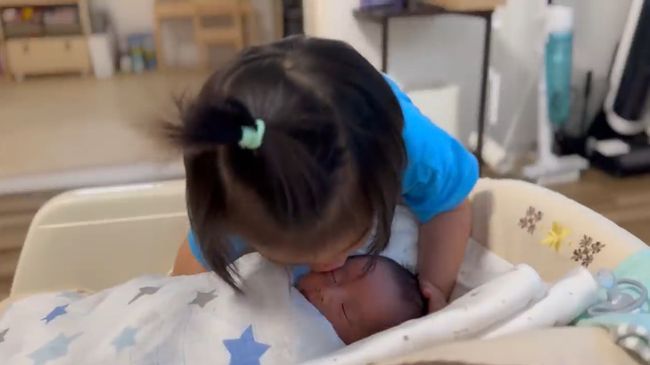 生まれたばかりの弟を溺愛する兄がかわいすぎる！