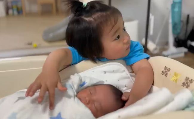 生まれたばかりの弟を溺愛する兄がかわいすぎる！