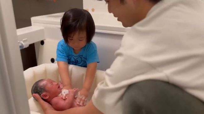 生まれたばかりの弟を溺愛する兄がかわいすぎる！