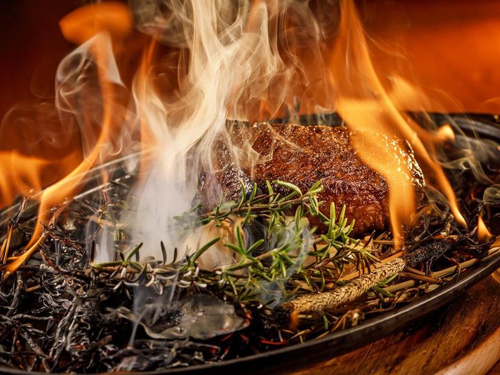 代々木上原『kaiki』の山形牛を藁で燻す様子