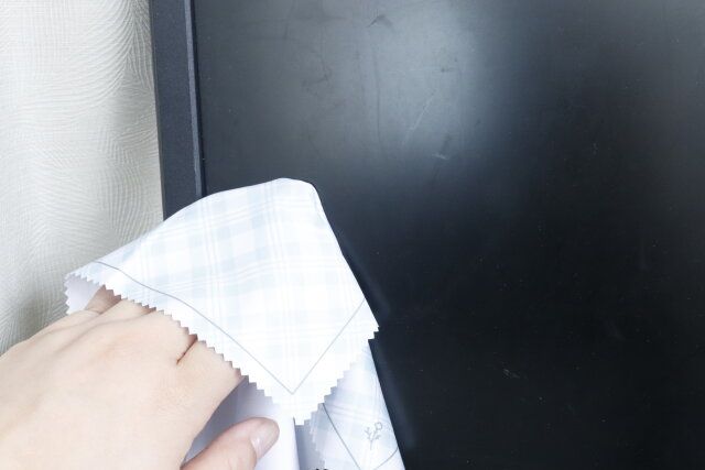 セリアのメガネ拭き マイフェイバリットでモニターを拭く様子