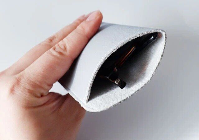 セリアのメガネケース シンプルスタイルクロス付きにメガネを収納