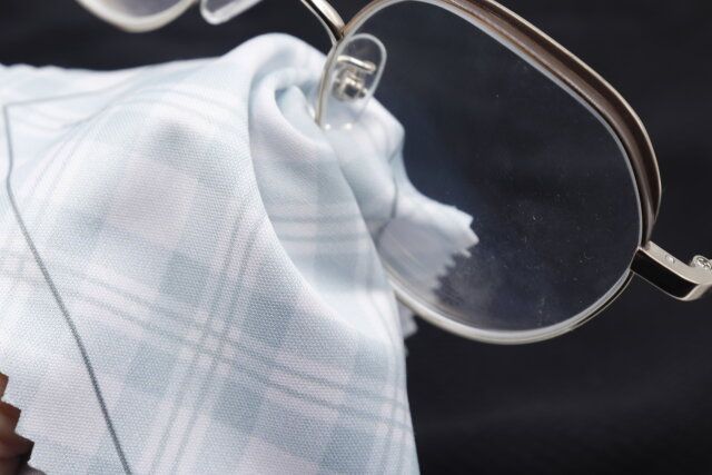 セリアのメガネ拭き マイフェイバリットでメガネを拭く様子