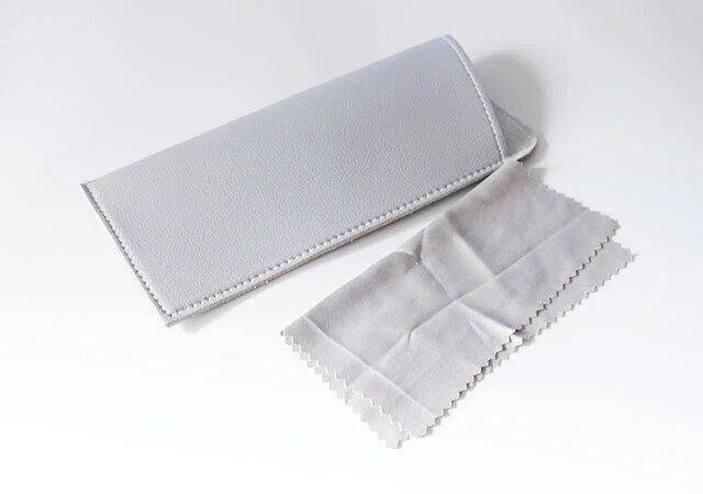 セリアのメガネケース シンプルスタイルクロス付き