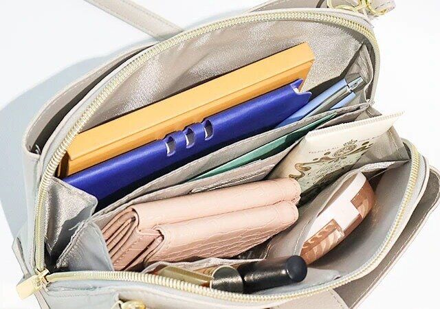 NATURAL BEAUTY BASIC ターンロック3層ショルダーバッグ 実用例