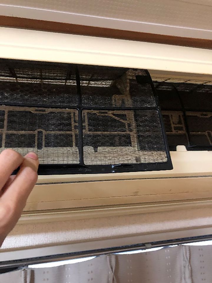 エアコンを使う期間中は、2週間に一度掃除をする。室外機の周りにはモノを置かないようにする