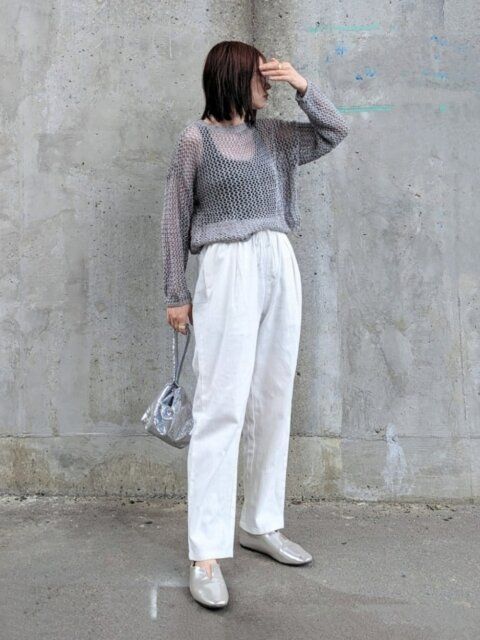 白のワイドパンツのコーデ