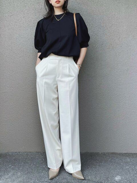 白のワイドパンツのコーデ