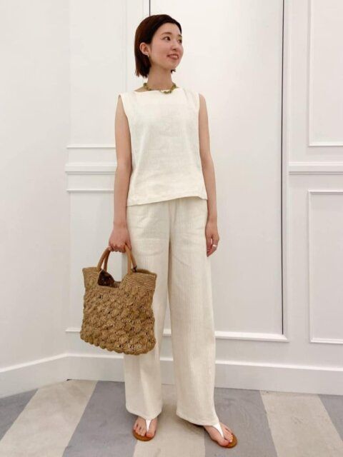 白のワイドパンツのコーデ