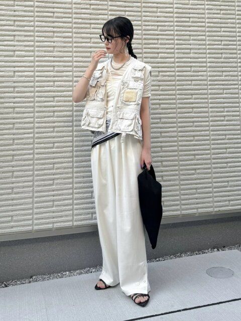 白のワイドパンツのコーデ