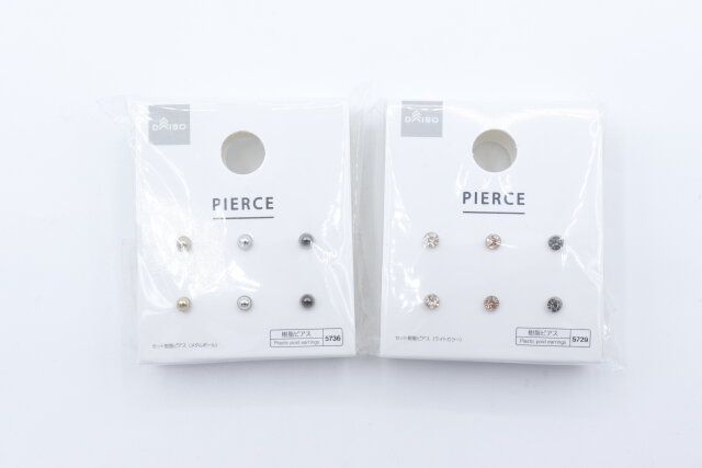 ダイソーのセット樹脂ピアス（メタルボール）とセット樹脂ピアス（ライトカラー）のパッケージ