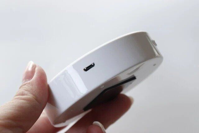 ダイソーの人感・明暗センサーLEDライトの側面にmicro USBポート