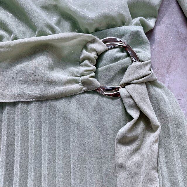 ZARAプリーツフォイルディテールワンピースのベルト部分