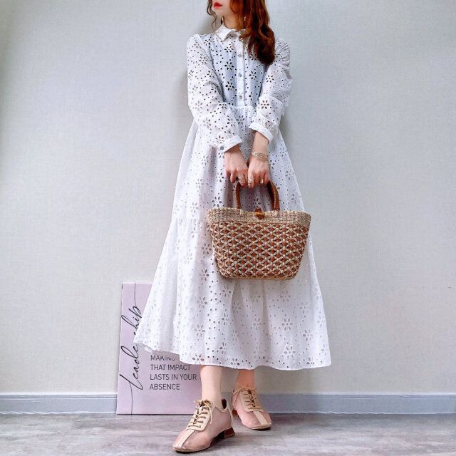 ZARAカットワークエンブロイダリーミディワンピースのシンプルコーデ