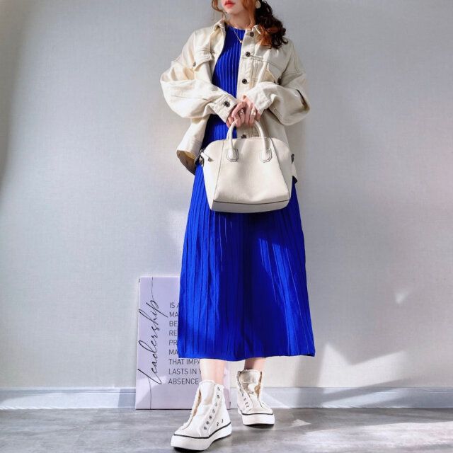 ZARAリブニットミディワンピースと白デニジャケコーデ