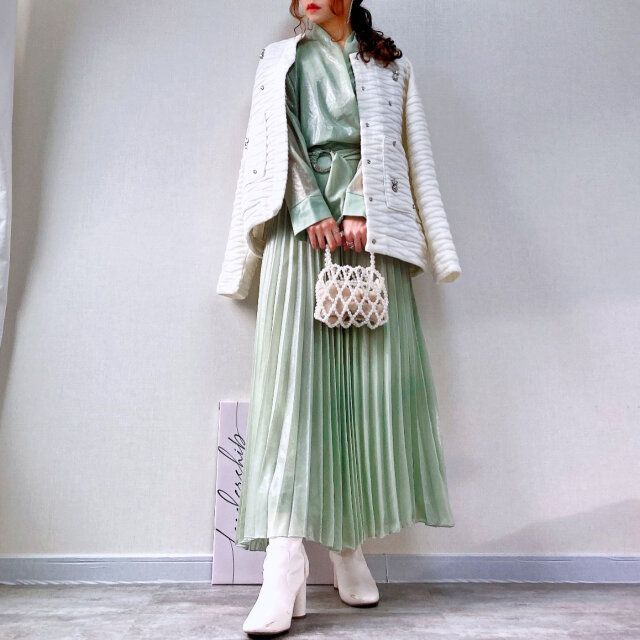 ZARAプリーツフォイルディテールワンピースのシンプルコーデ