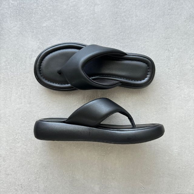 黒のGUのプラットフォームトングサンダルの側面