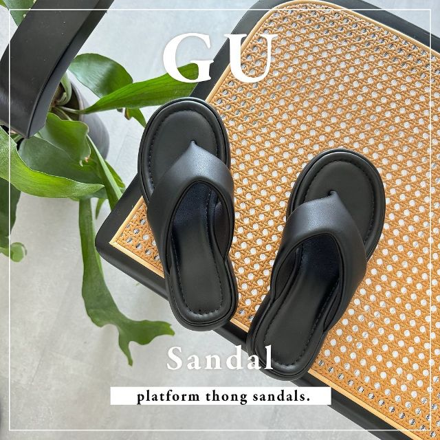 黒のGUのプラットフォームトングサンダル