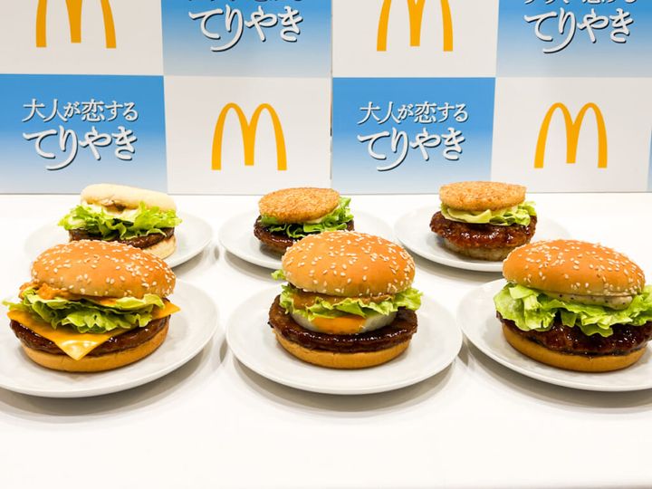 テーブルに並んだ“大人が恋するてりやき”シリーズ6種