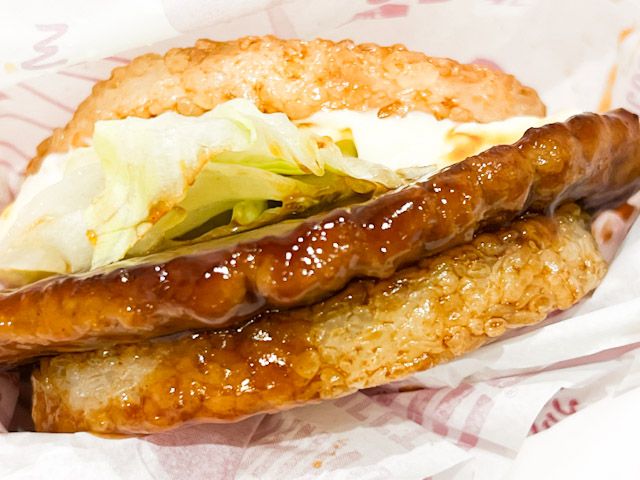 手に持った「ごはんてりやき＜夜マック＞」