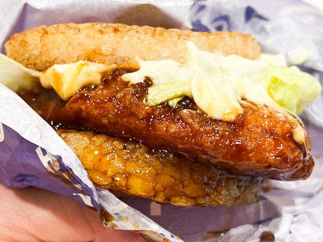 手に持った「ごはんてりやきチキンフィレオ＜夜マック＞」