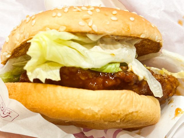 手に持った「ガーリックバターてりやきチキン」