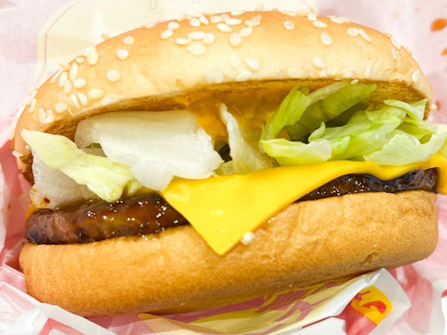 手に持った「旨辛 チーズてりやき」