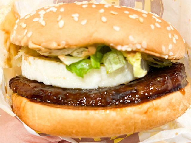 手に持った「香ばし醤油マヨたまごてりやき」