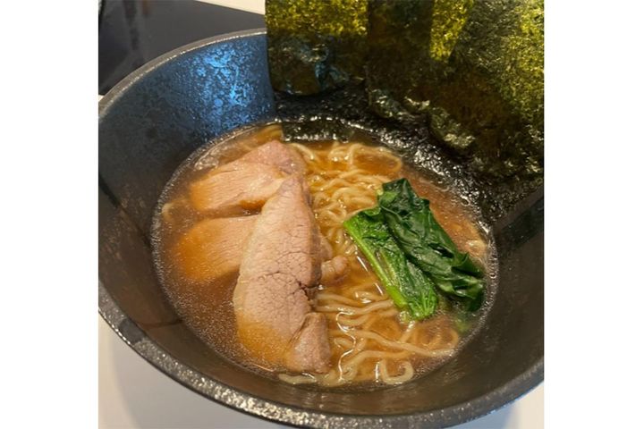 肉のうま味を凝縮した“家系風ラーメン”