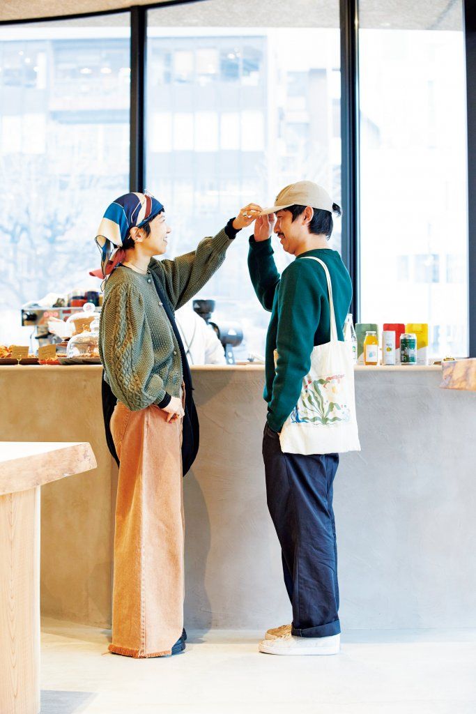 くすみグリーンがポイントのさりげないリンクコーデ【おしゃれなお店に集まる人をスナップ】