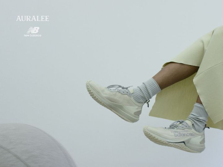 【大人のスニーカー】オーラリー×ニューバランスのコラボスニーカーの魅力をFUDGEが解説