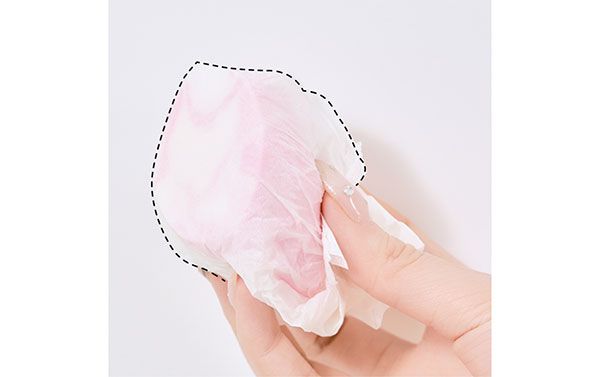 メイク直しはティッシュを被せて